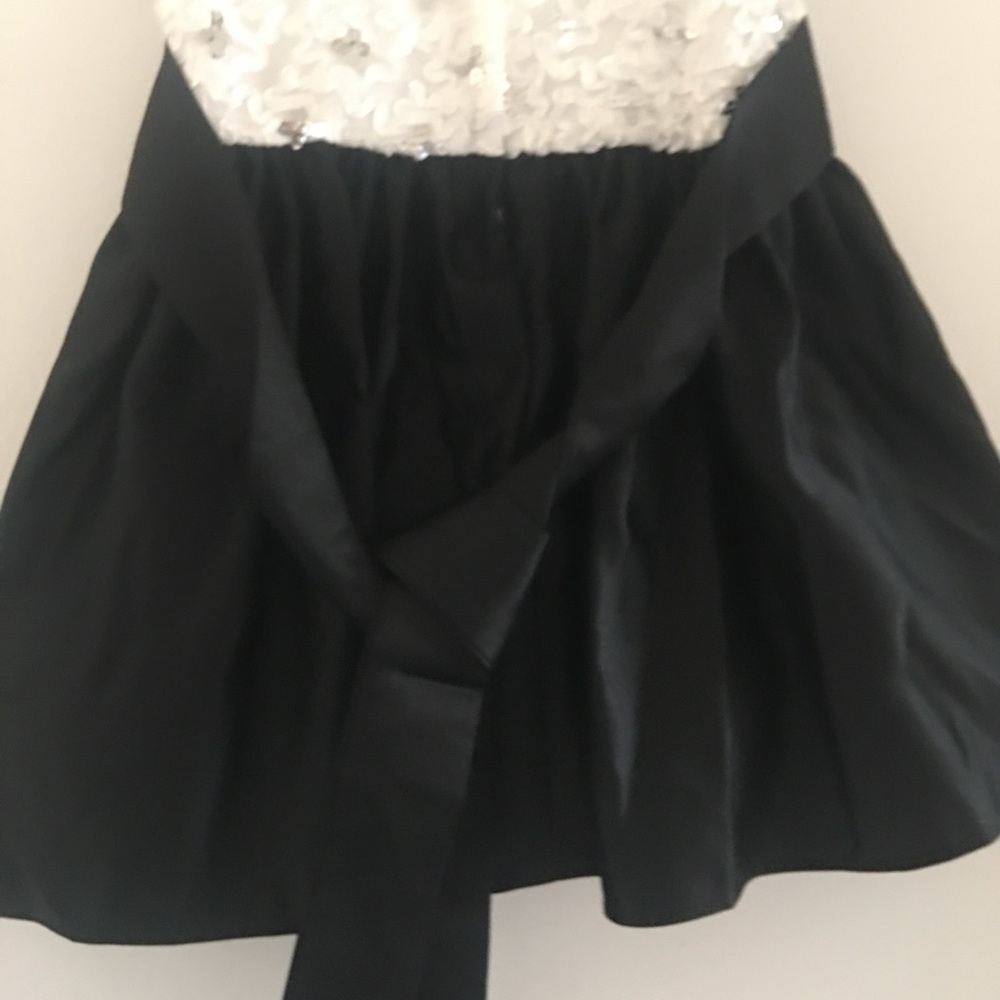 Dress - Picture 5 of 7